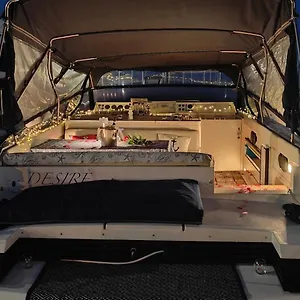 Desirè Charming House Boat Botel